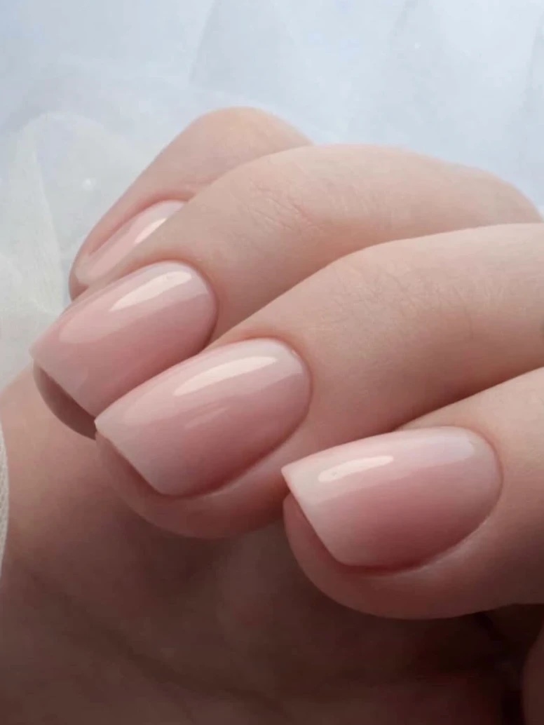 Manucure russe douce ongles roses
